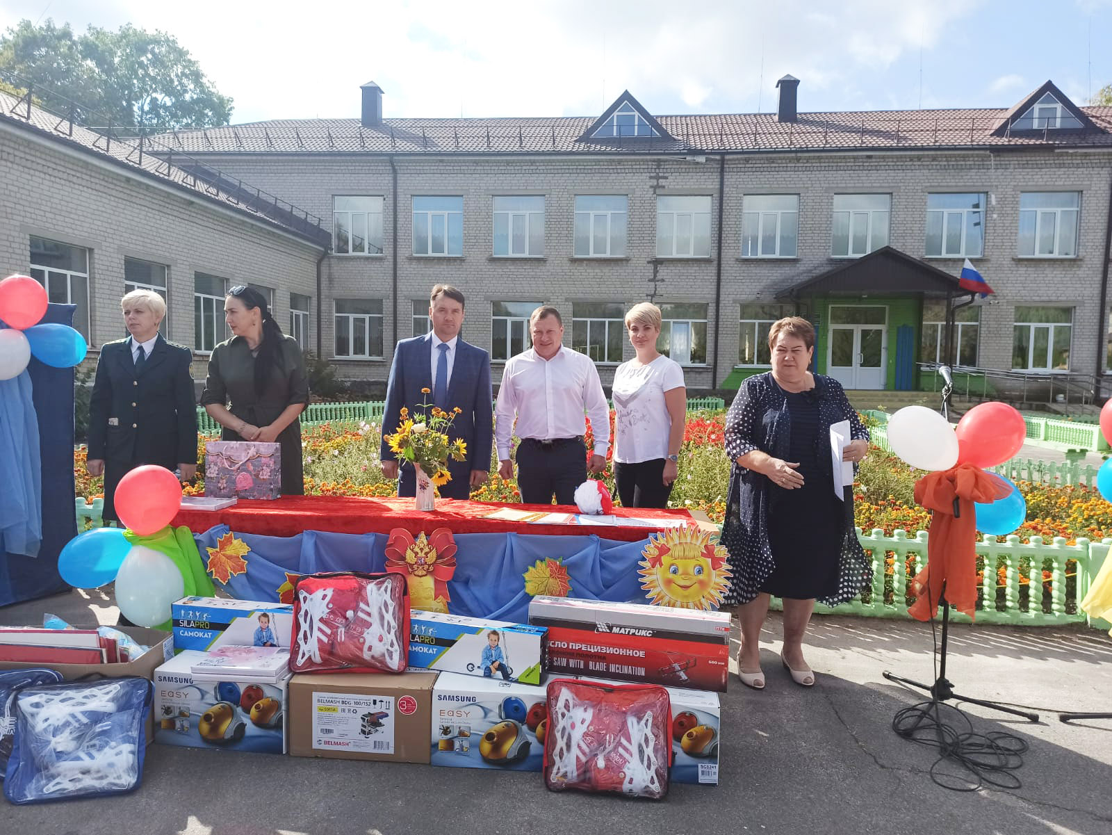 Сотрудники филиала «Брянскэнергосбыт» привезли воспитанникам Климовской школы-интерната подарки к началу учебного года